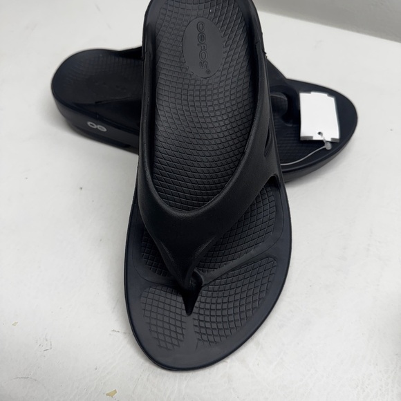 Oofos Black unisex Flip Flops size W10-M8